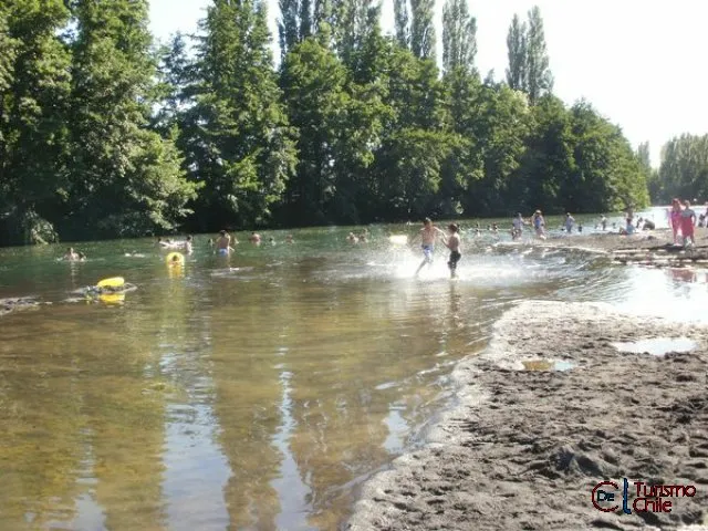 Familias y niños disfrutando del río Laja en Camping Los Radales